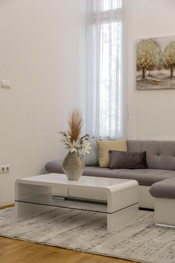 Luxurious & Spacious Downtown Residence In Liszt Ferenc Square Budapest Exterior foto